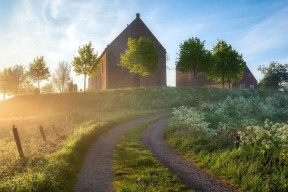 九游娱乐官方平台-五大联赛是否推行以中场站位弹性应对不同对手策略，五大联赛场地大小