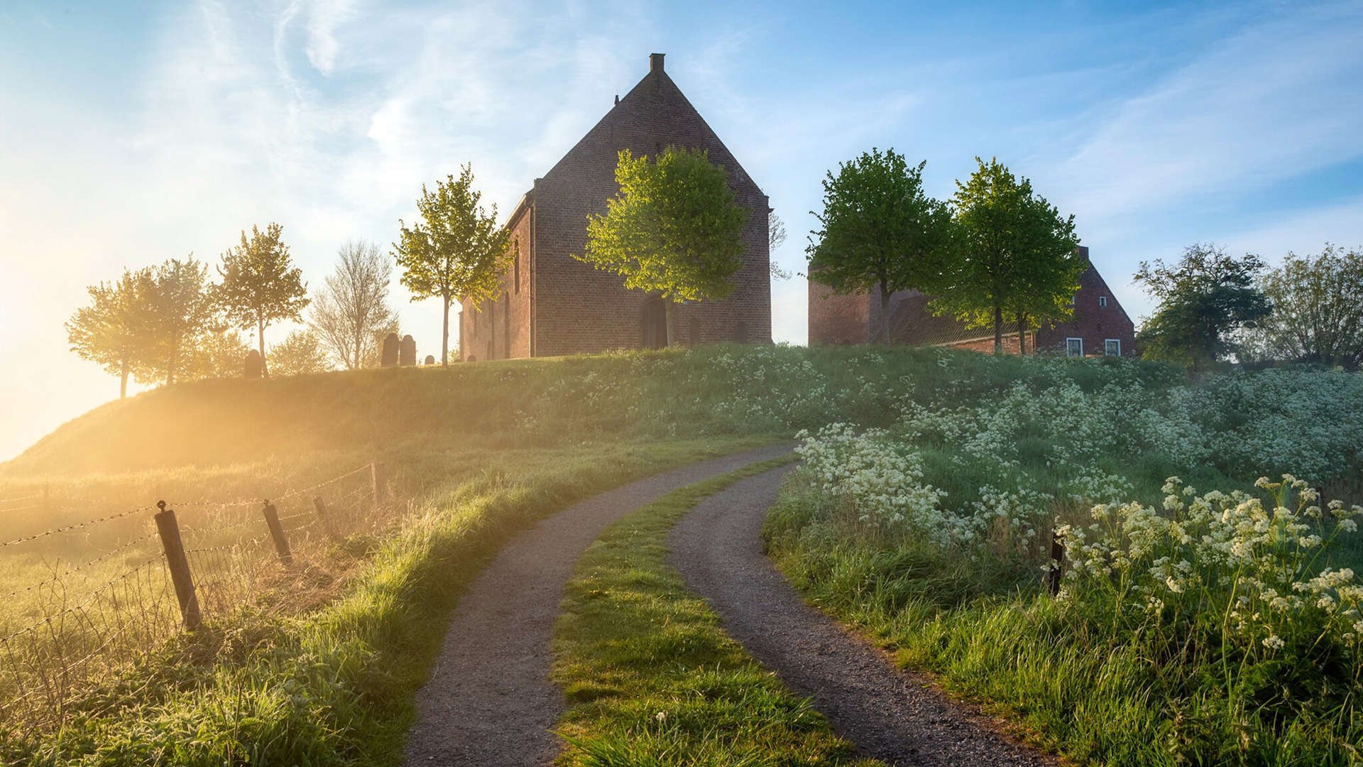 五大联赛是否推行以中场站位弹性应对不同对手策略,五大联赛场地大小