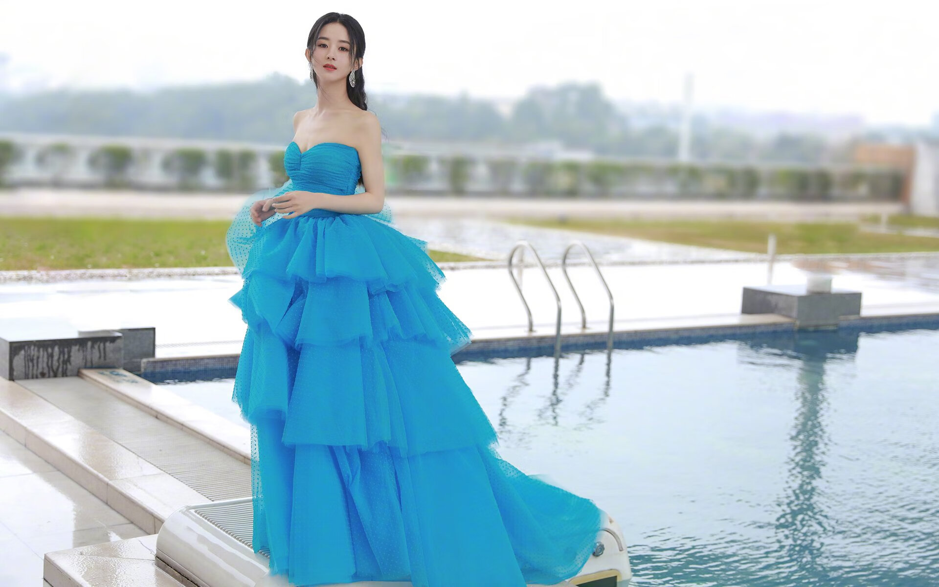 临场换人奏效替补球员贡献致胜进球赢得满堂喝彩，替换球员从什么处入场